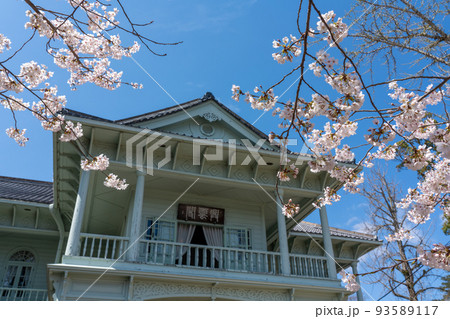 松江城の興雲閣と桜のイメージ 松江城の興雲閣と桜のイメージ 93589117