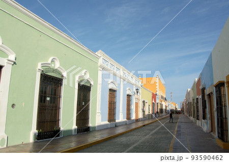 メキシコの世界遺産カンペチェの通りの風景 メキシコの世界遺産カンペチェの通りの風景 93590462