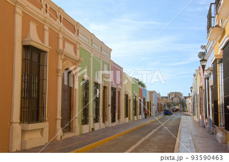 メキシコの世界遺産カンペチェの通りの風景 メキシコの世界遺産カンペチェの通りの風景 93590463