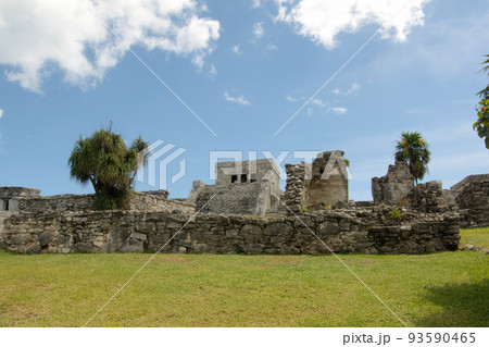 メキシコの文化遺産トゥルム遺跡の中央神殿 メキシコの文化遺産トゥルム遺跡の中央神殿 93590465