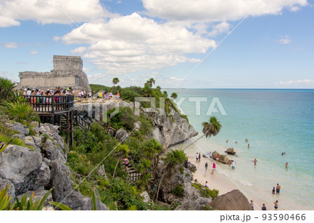 メキシコの文化遺産トゥルム遺跡の眺め メキシコの文化遺産トゥルム遺跡の眺め 93590466