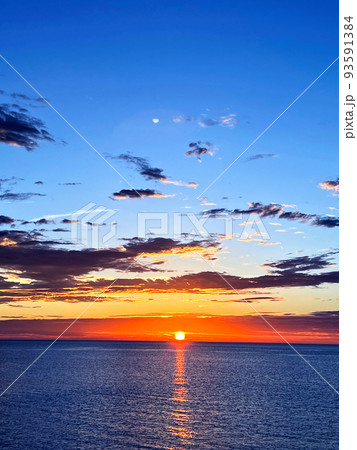 【新潟県柏崎市】日本海に沈む夕日 【新潟県柏崎市】日本海に沈む夕日 93591384