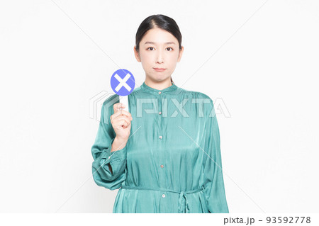 NGのプレートを持っている主婦 NGのプレートを持っている主婦 93592778