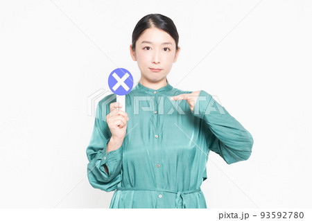NGのプレートを持っている主婦 NGのプレートを持っている主婦 93592780