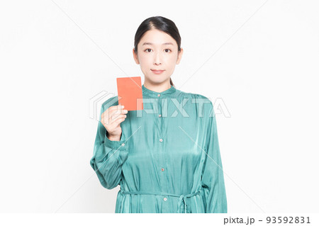レッドカードを見せる主婦 レッドカードを見せる主婦 93592831