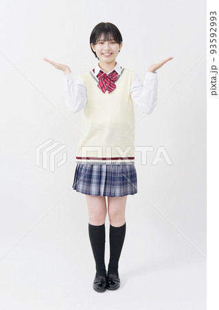 白背景で手のひらで両側を指す女子高生 全身 白背景で手のひらで両側を指す女子高生 全身 93592993
