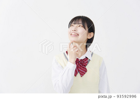 白背景で笑顔で想像する女子高生 コピースペースあり 白背景で笑顔で想像する女子高生 コピースペースあり 93592996