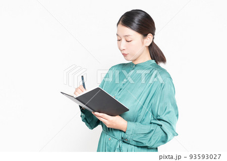 ノートにメモを書く主婦 93593027