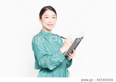 ノートにメモを書く主婦 93593030