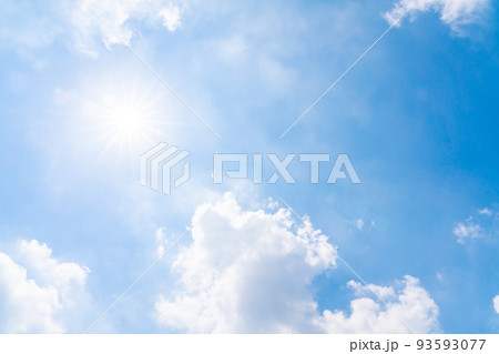 厳しい日差しが降り注ぐ真夏の空（8月） 93593077