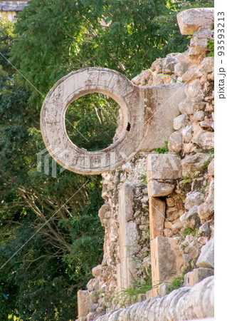 メキシコの世界遺産ウシュマルの球技場のリング メキシコの世界遺産ウシュマルの球技場のリング 93593213