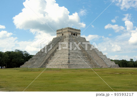 メキシコの世界遺産チチェン・イツァのピラミッド メキシコの世界遺産チチェン・イツァのピラミッド 93593217