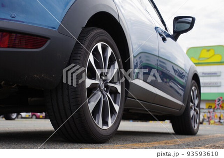タイヤイメージ　タイヤ購入でカー用品店へ 93593610