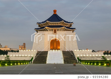 Evening view of the National Chiang Kai-shek Memorial Hall 93594280