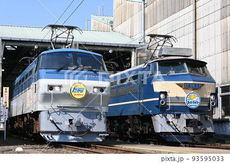 車両基地で並ぶEF66形電気機関車（EF66-107号機とEF66-27号機） 93595033