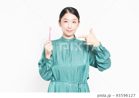 歯ブラシを持っている主婦 歯ブラシを持っている主婦 93596127