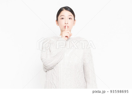 口を手で押さえて内緒のポーズをする女性 93598695