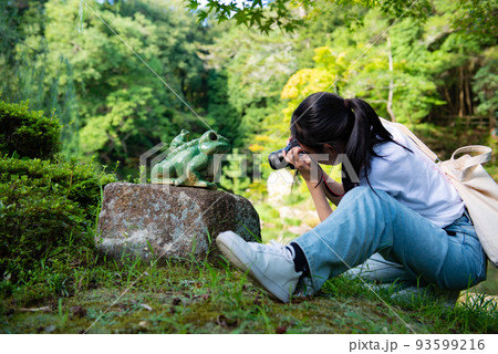 カエルを撮る少女 93599216