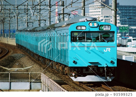 蘇我へ向けて高架区間を行く京葉線の103系 93599325