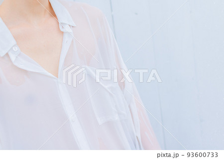 濡れて張り付いた白シャツの男性 93600733