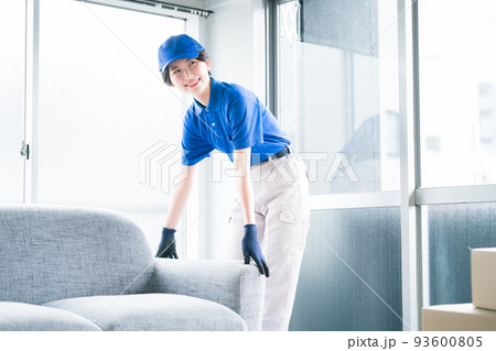 若い女性引越しスタッフ 93600805