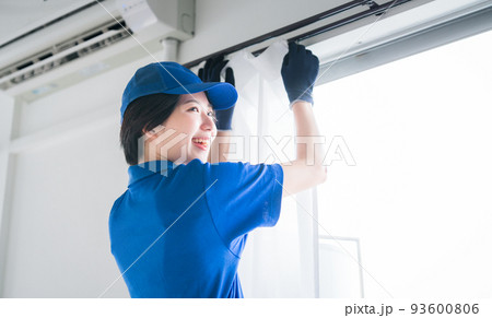 若い女性引越しスタッフ 93600806