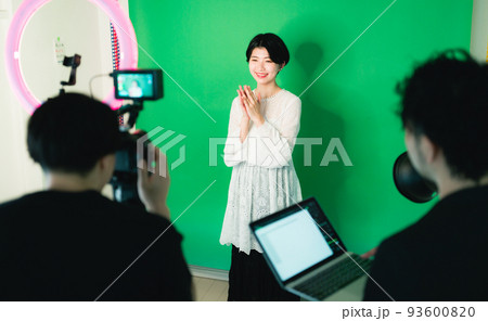 グリーンバックで撮影する配信者 93600820