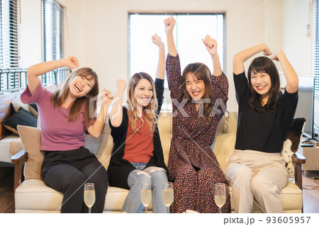 部屋でスポーツ観戦  93605957