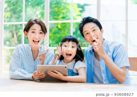 タブレットを観てひらめくファミリー タブレットを観てひらめくファミリー 93608927