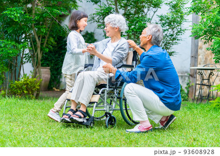 車いすの祖母に駆け寄る孫 車いすの祖母に駆け寄る孫 93608928
