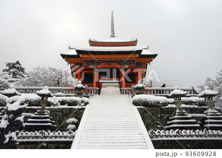 雪の清水寺　西門と三重塔　京都市東山区 93609928