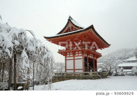 雪の清水寺　仁王門　京都市東山区 93609929