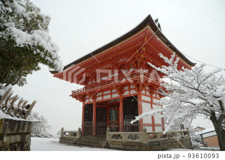 雪の清水寺　仁王門　京都市東山区 93610093