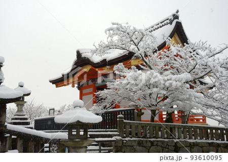 雪の清水寺　西門　京都市東山区 93610095