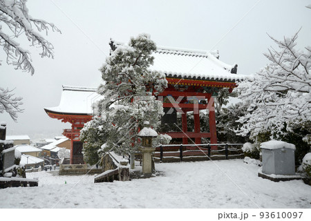 雪の清水寺　鐘楼と仁王門　京都市東山区 93610097