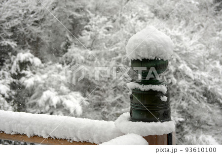 雪の清水寺　本堂舞台欄干の擬宝珠　京都市東山区 93610100