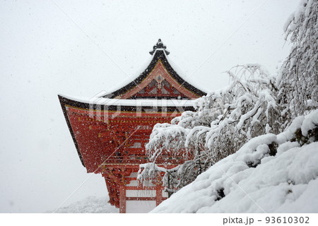 雪の清水寺　仁王門　京都市東山区 93610302
