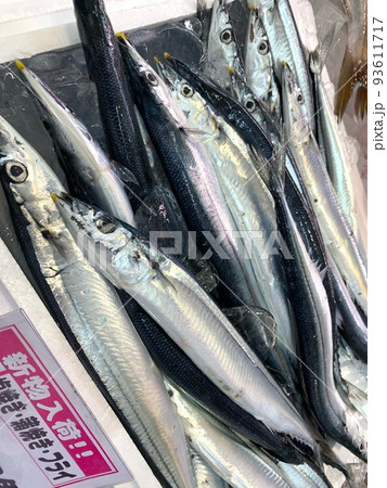 秋の魚　さんま　バーベキューの炭焼き 93611717