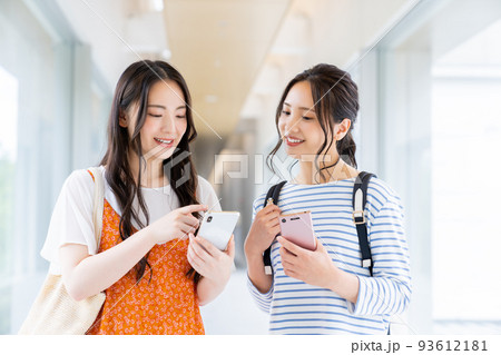 キャンパスの大学生の女の子 93612181