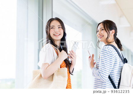 キャンパスの大学生の女の子 93612235