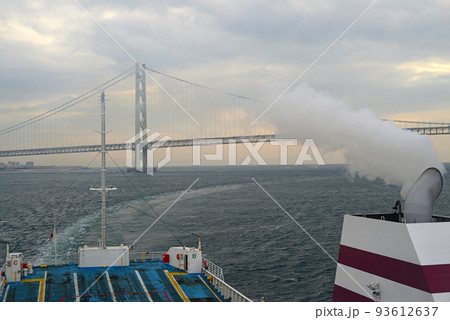 フェリーボートから見る明石海峡大橋-9 93612637