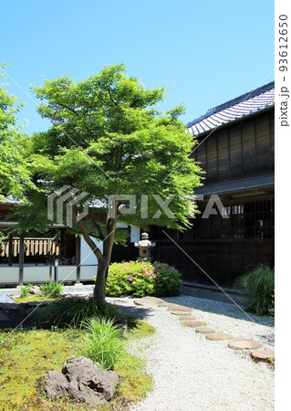 下関市長府の長州毛利邸の庭園 93612650