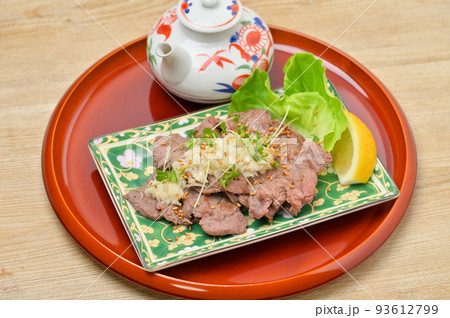 焼肉 ねぎ塩牛タン、ネギ塩牛たん。牛たんは加熱調理済。刻んだ長ネギ・レモン汁・塩・ごま油で葱塩作成。 焼肉 ねぎ塩牛タン、ネギ塩牛たん。牛たんは加熱調理済。刻んだ長ネギ・レモン汁・塩・ごま油で葱塩作成。 93612799