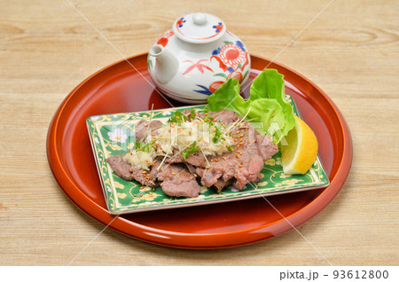 焼肉 ねぎ塩牛タン、ネギ塩牛たん。牛たんは加熱調理済。刻んだ長ネギ・レモン汁・塩・ごま油で葱塩作成。 焼肉 ねぎ塩牛タン、ネギ塩牛たん。牛たんは加熱調理済。刻んだ長ネギ・レモン汁・塩・ごま油で葱塩作成。 93612800