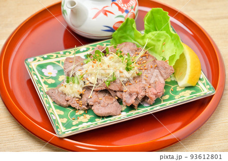 焼肉 ねぎ塩牛タン、ネギ塩牛たん。牛たんは加熱調理済。刻んだ長ネギ・レモン汁・塩・ごま油で葱塩作成。 焼肉 ねぎ塩牛タン、ネギ塩牛たん。牛たんは加熱調理済。刻んだ長ネギ・レモン汁・塩・ごま油で葱塩作成。 93612801