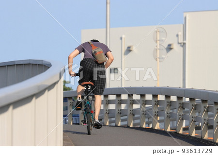 坂道を立ち漕ぎで上る自転車の写真素材 [93613729] - PIXTA