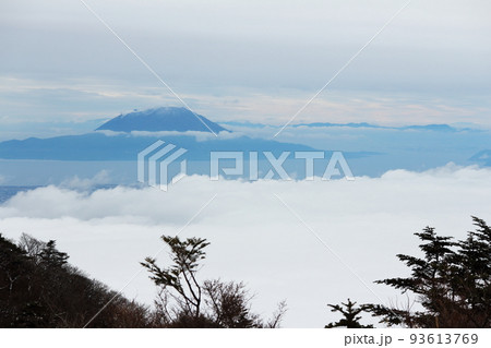 雲海の先に見える桜島の冬 雲海の先に見える桜島の冬 93613769