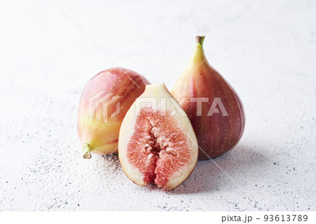 半分にカットした無花果 半分にカットした無花果 93613789