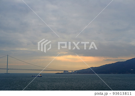 朝焼けの明石海洋大橋-2 93613811