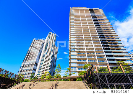 東京　江東区豊洲の都市風景　豊洲ぐるり公園沿いのタワーマンション 93614164